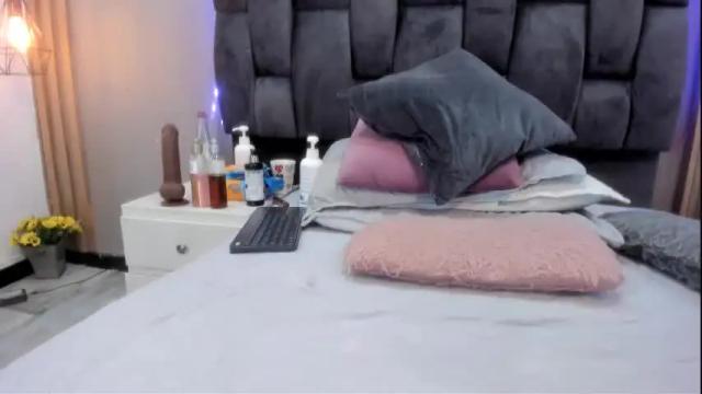 Image 3 of caroline_flores Stream on Chaturbate on 1 month ago