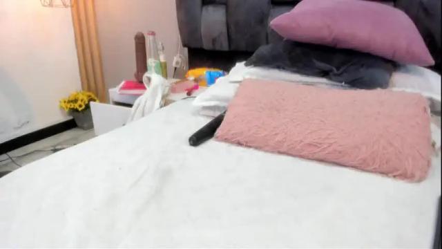 Image 4 of caroline_flores Stream on Chaturbate on 11 days ago