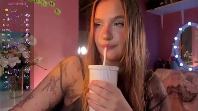 Image 2 of caroline_kiparis Stream on Chaturbate on 2 months ago