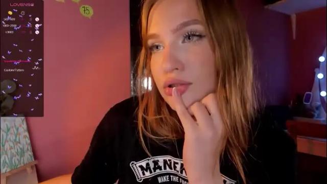 Image 3 of caroline_kiparis Stream on Chaturbate on 29 days ago