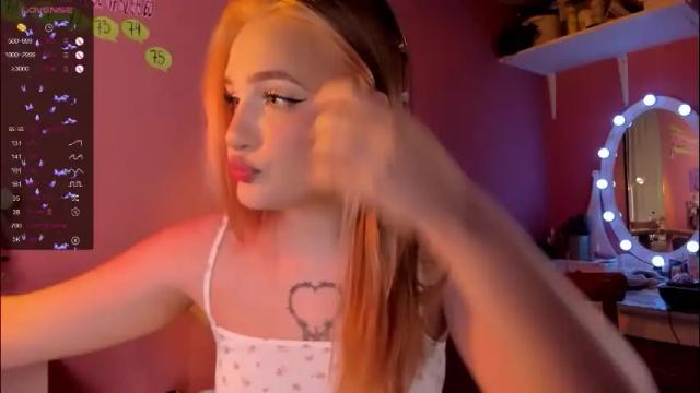 Image 2 of caroline_kiparis Stream on Chaturbate on 25 days ago