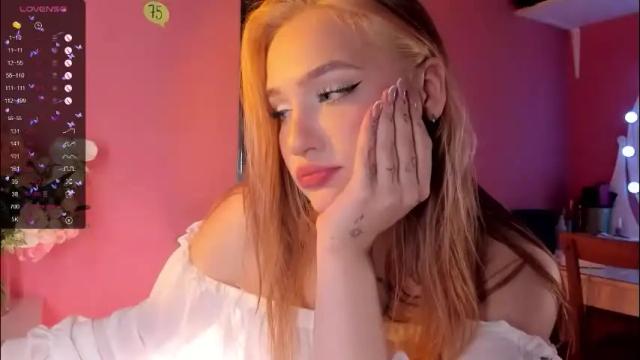 Image 3 of caroline_kiparis Stream on Chaturbate on 19 days ago