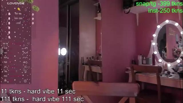 Image 3 of caroline_kiparis Stream on Chaturbate on 1 month ago