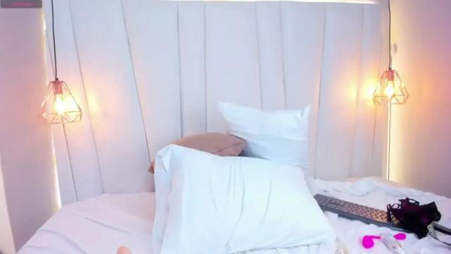 Image 2 of carolinealish Stream on Chaturbate on 19 months ago