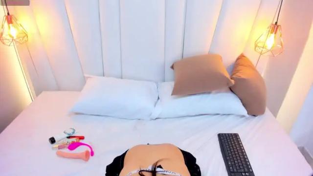 Image 3 of carolinealish Stream on Chaturbate on 18 months ago