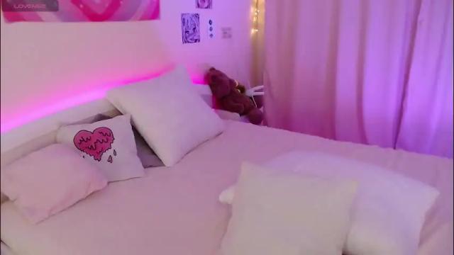 Image 8 of carolineamber Stream on Chaturbate on 23 days ago