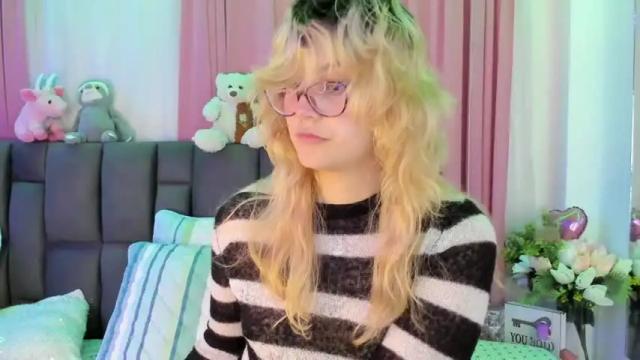 Image 2 of carolinejones23 Stream on Chaturbate on 14 months ago