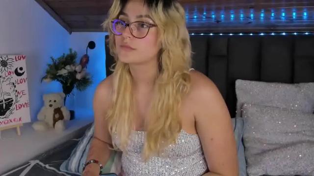 Image 2 of carolinejones23 Stream on Chaturbate on 13 months ago