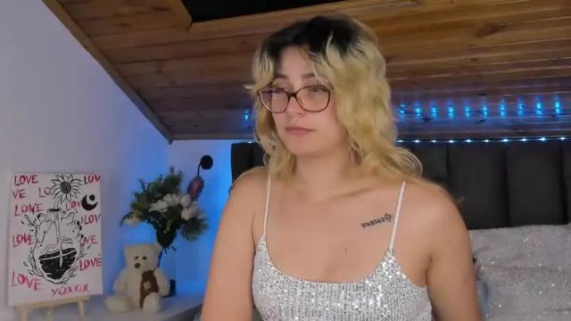 Image 8 of carolinejones23 Stream on Chaturbate on 13 months ago