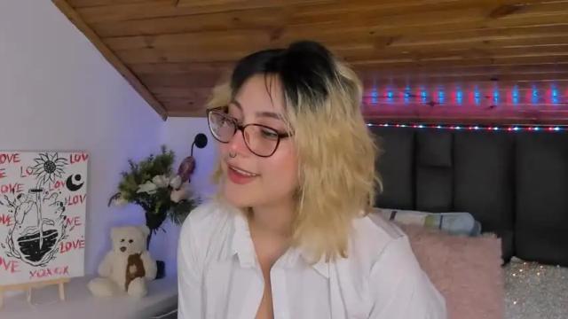Image 10 of carolinejones23 Stream on Chaturbate on 13 months ago