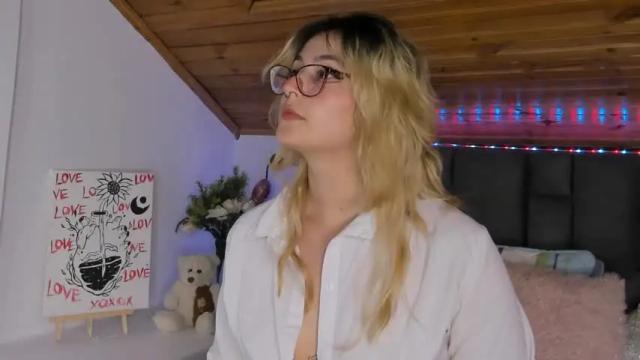 Image 4 of carolinejones23 Stream on Chaturbate on 13 months ago