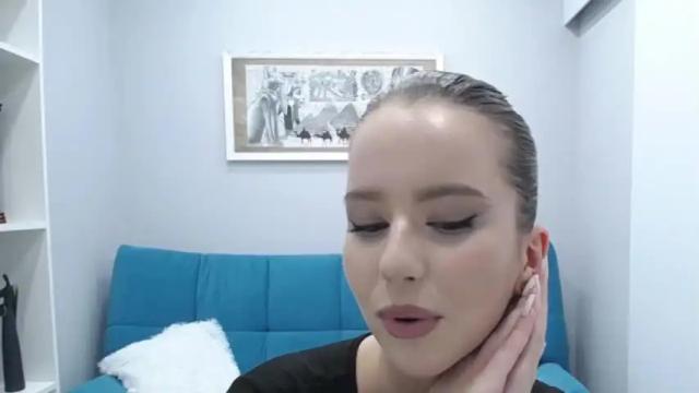 Image 11 of carolinelindberg Stream on Chaturbate on 19 months ago
