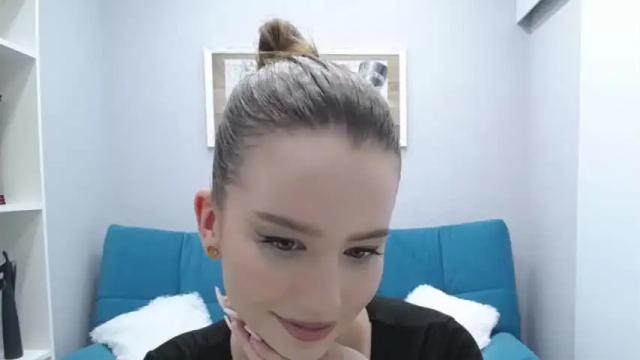 Image 4 of carolinelindberg Stream on Chaturbate on 19 months ago