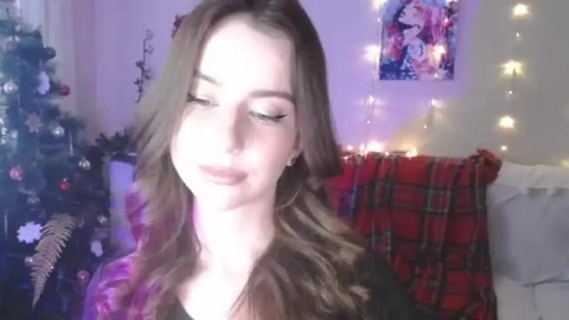 Image 12 of carolinelindberg Stream on Chaturbate on 18 months ago