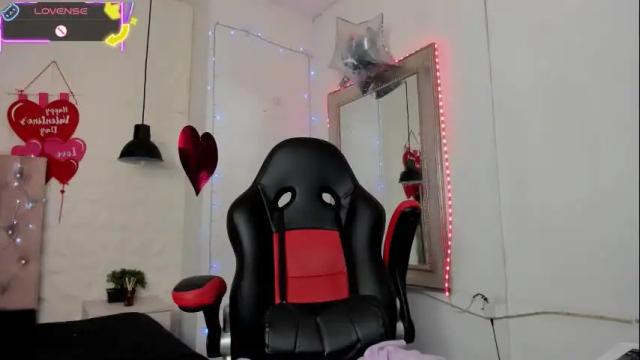 Image 2 of carolinescoth_dl Stream on Chaturbate on 1 month ago