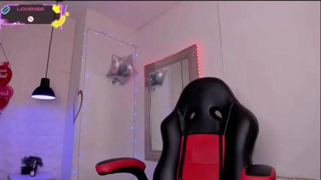 Image 4 of carolinescoth_dl Stream on Chaturbate on 13 hours ago