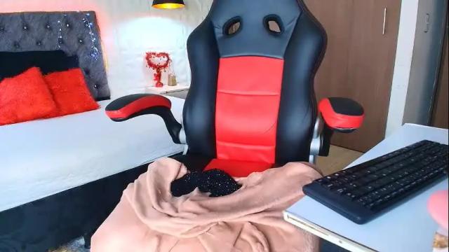 Image 12 of carolinescoth_dl Stream on Chaturbate on 1 month ago
