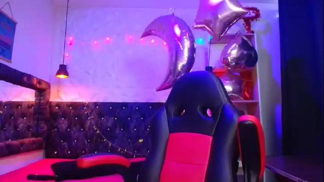 Image 2 of carolinescoth_dl Stream on Chaturbate on 23 days ago