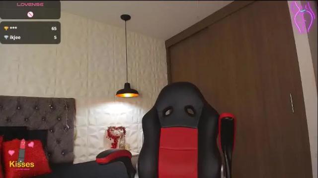 Image 6 of carolinescoth_dl Stream on Chaturbate on 3 days ago