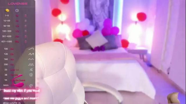 Image 8 of carolyne_fox Stream on Chaturbate on 20 months ago