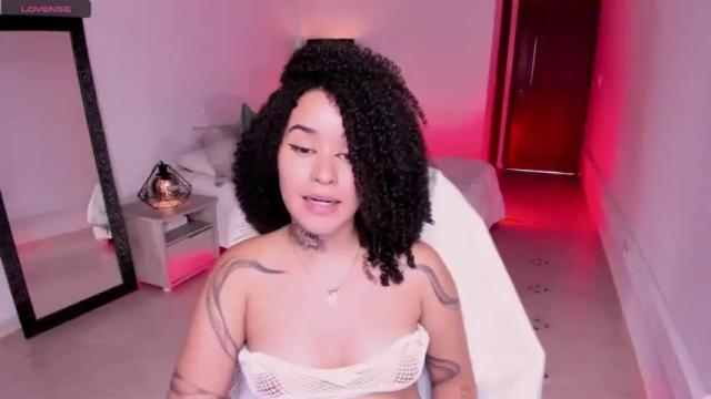 Image 10 of carolyne_fox Stream on Chaturbate on 19 months ago