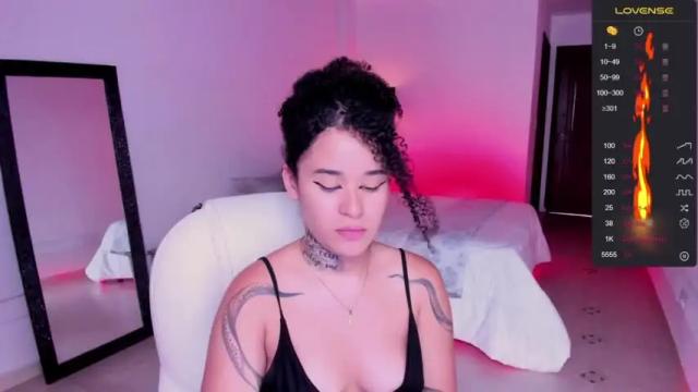 Image 4 of carolyne_fox Stream on Chaturbate on 19 months ago