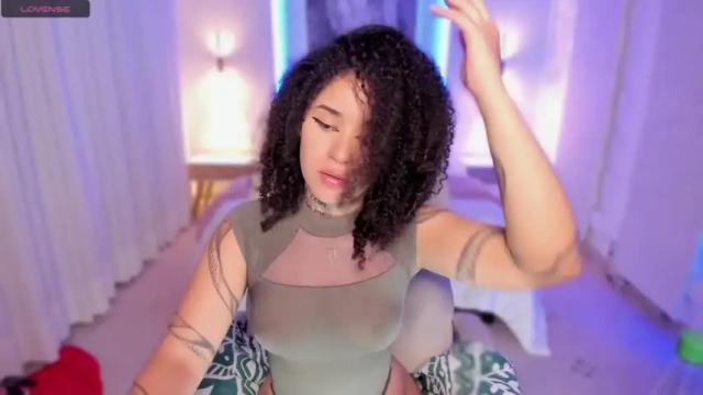 Image 3 of carolyne_fox Stream on Chaturbate on 19 months ago