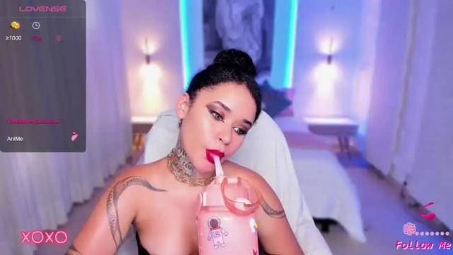 Image 2 of carolyne_fox Stream on Chaturbate on 19 months ago