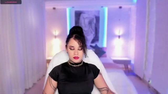 Image 12 of carolyne_fox Stream on Chaturbate on 19 months ago