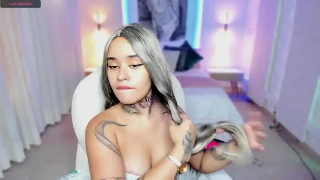 Image 3 of carolyne_fox Stream on Chaturbate on 19 months ago