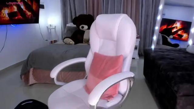 Image 11 of caromonroy Stream on Chaturbate on 12 months ago