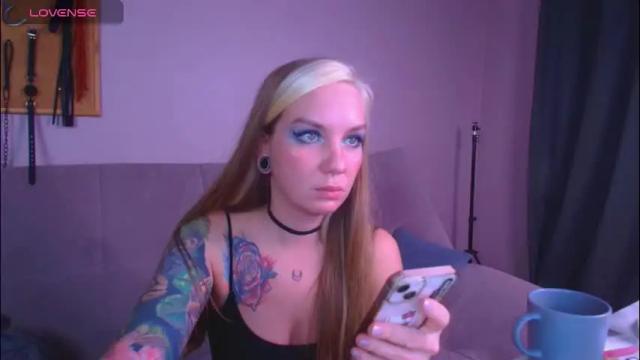 Image 8 of carrie_moonshine Stream on Chaturbate on 13 days ago