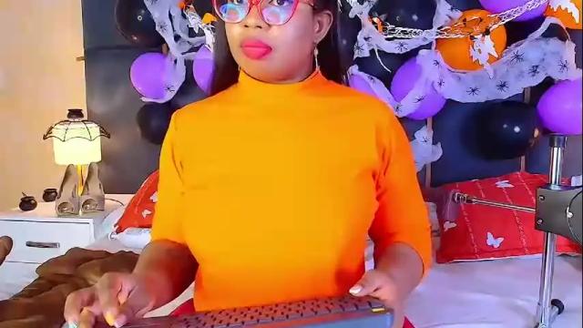 Image 2 of caseymoon Stream on Chaturbate on 2 days ago