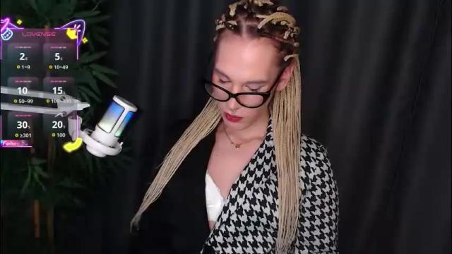 Image 3 of cassiemich Stream on Chaturbate on 1 month ago