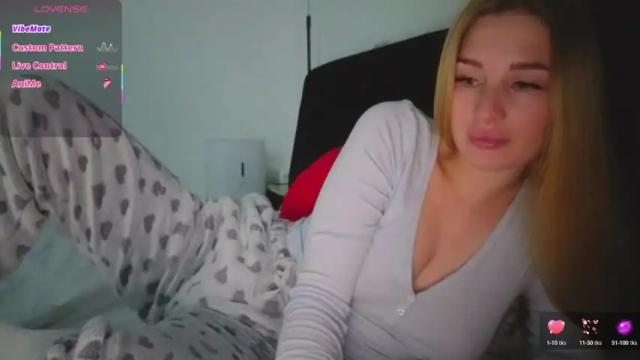 Image 2 of cbhotblonde Stream on Chaturbate on 1 month ago