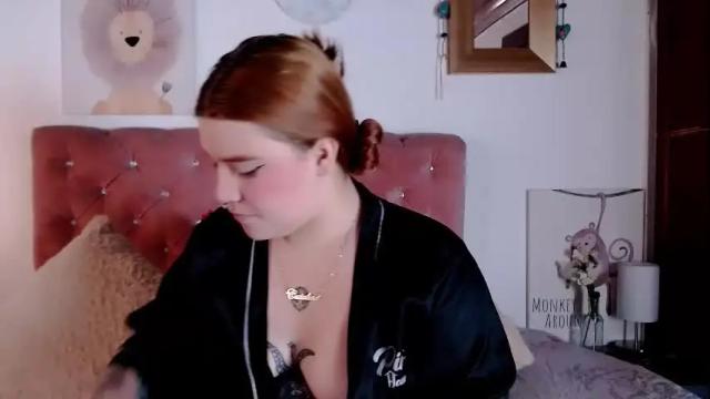 Image 2 of celesteredds Stream on Chaturbate on 1 month ago
