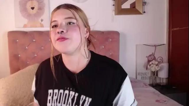 Image 2 of celesteredds Stream on Chaturbate on 1 month ago