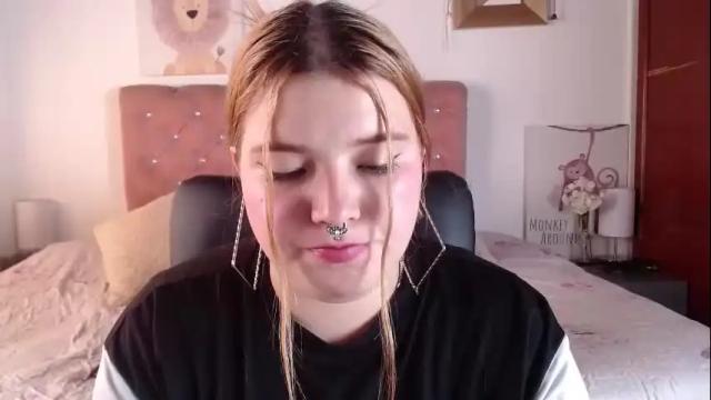 Image 3 of celesteredds Stream on Chaturbate on 1 month ago