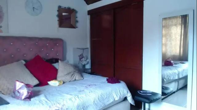 Image 2 of celesteredds Stream on Chaturbate on 1 month ago