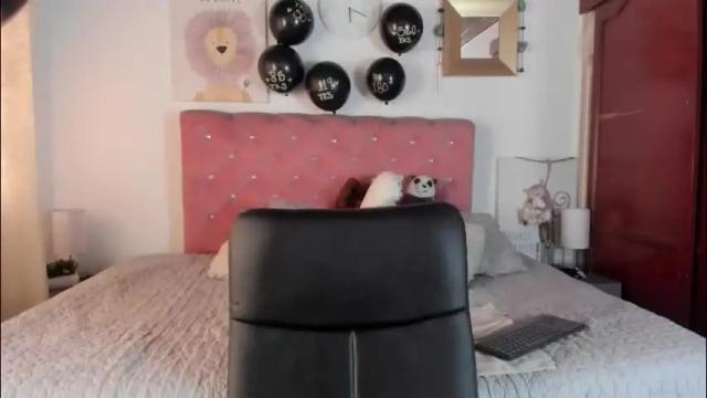 Image 4 of celesteredds Stream on Chaturbate on 2 months ago
