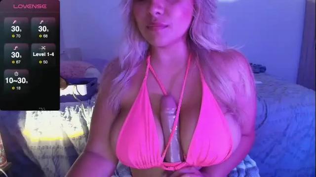 Image 4 of celiahenn Stream on Chaturbate on 2 months ago