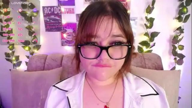 Image 2 of chaarlotte_1 Stream on Chaturbate on 2 months ago