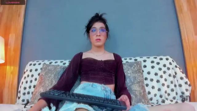 Image 3 of chaminela_27 Stream on Chaturbate on 19 months ago