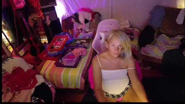 Image 2 of charli_girl Stream on Chaturbate on 25 days ago