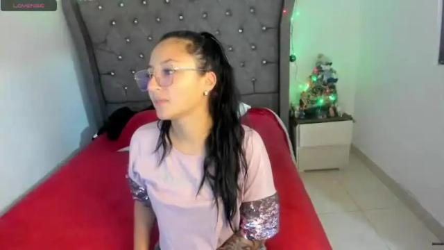 Image 6 of charlott_daphne Stream on Chaturbate on 15 months ago
