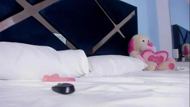 Image 2 of charlottewlaker Stream on Chaturbate on 25 months ago