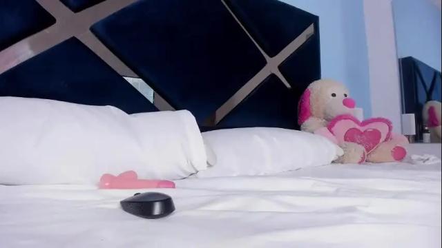 Image 3 of charlottewlaker Stream on Chaturbate on 25 months ago
