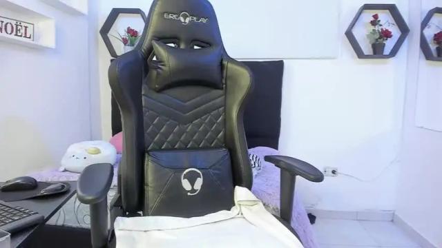 Image 12 of charlotth_evans Stream on Chaturbate on 18 months ago