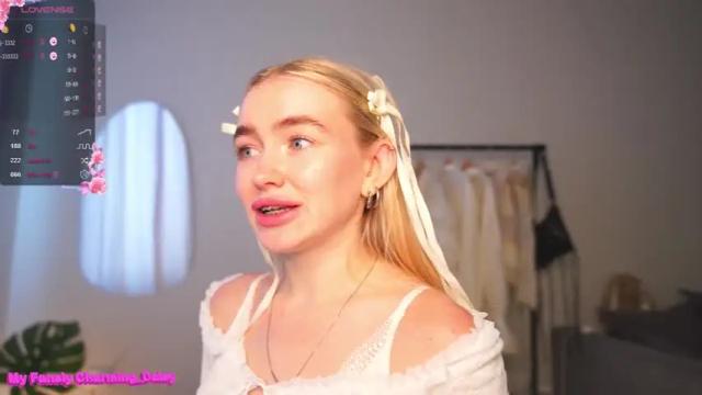 Image 12 of charming_daisy Stream on Chaturbate on 13 months ago