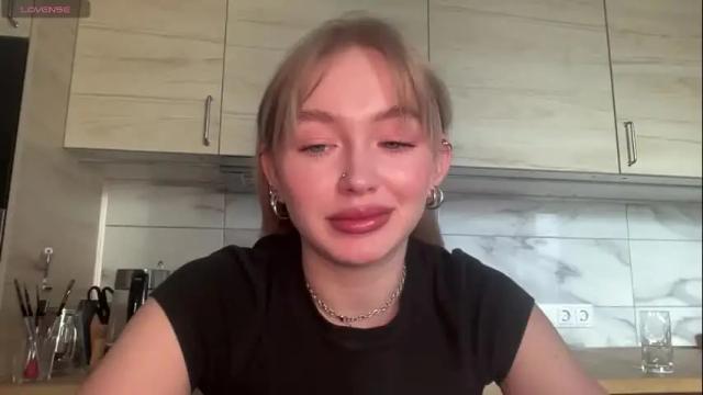 Image 3 of charming_daisy Stream on Chaturbate on 1 month ago